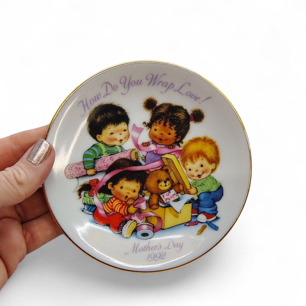 Avon Mother's Day Plate • How Do You Wrap Love!‎ • 1992 Collectible Gold Trim